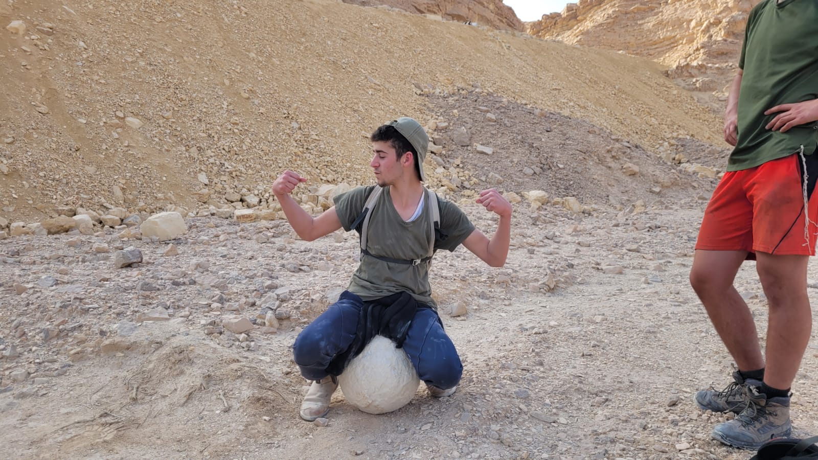 אליה מפגין את כוחו ברבים