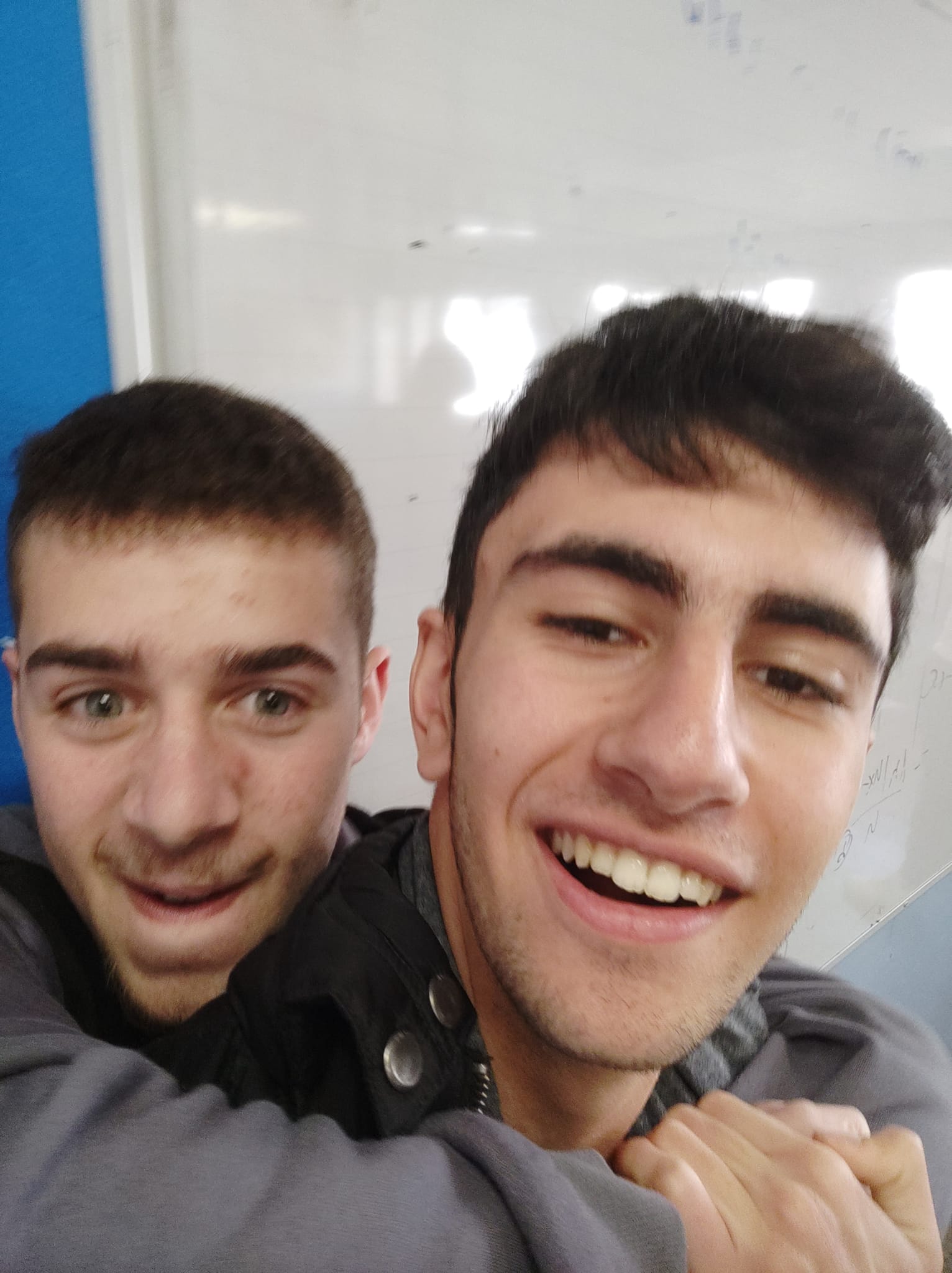 אליה חובק את חברו לכיתה הראל ומקיים איתו יחסים